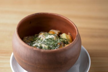 Patates, peynir ve baharatla pişirilmiş sığır eti, gulaş. Seramik kasede patates güveci.