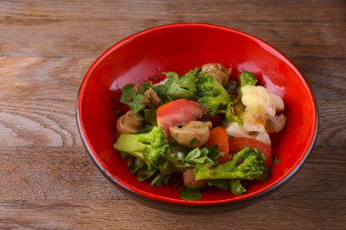 Aperatif, sebze karışık salata. Sebze turşusu. Brokoli, mantar, domates. Mevsimlik sonbahar yemeği.