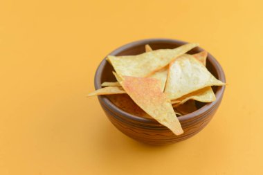 Kasede Nacho peynirli tortilla cipsi. Çıtır çıtır altın sağlıksız cips, abur cubur, fast food konsepti.