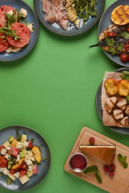 Yaz mutfağı düzlüğü: caprese, ızgara tavuk, geleneksel New York peynirli keki, parlak yeşil arka planda kavun..