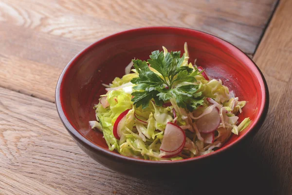 Aperitivo, salada de mistura de legumes. Legumes em conserva. Repolho e rabanete. Prato de outono sazonal . — Fotografia de Stock