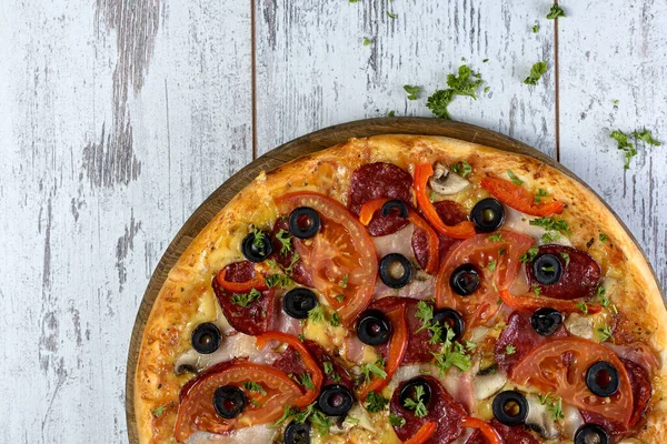 Flat lay fotografia de pizza italiana saborosa em fundo de madeira cinza rústico. Copiar banner espaço . — Fotografia de Stock