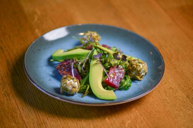 Limonlu avokado salatası ve taze ayçekirdeği ve lahanayla. Paskalya yemeği. Taze organik sebzeler.