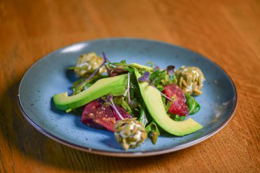 Limonlu avokado salatası ve taze ayçekirdeği ve lahanayla. Paskalya yemeği. Taze organik sebzeler.