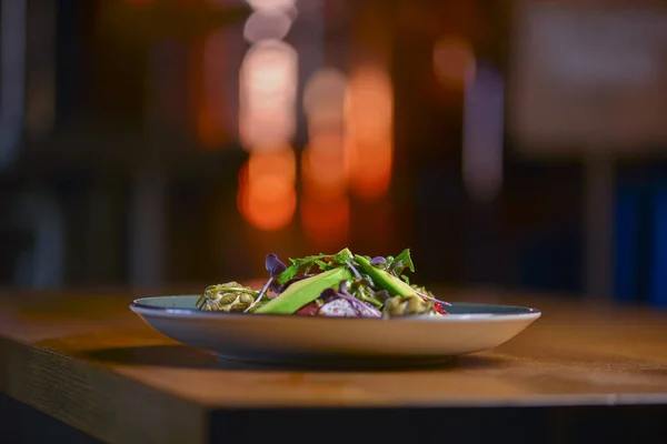 Limonlu avokado salatası ve taze ayçekirdeği ve lahanayla. Paskalya yemeği. Taze organik sebzeler.