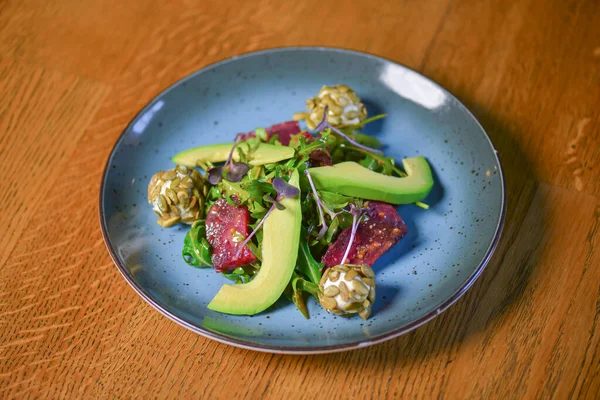 Limonlu avokado salatası ve taze ayçekirdeği ve lahanayla. Paskalya yemeği. Taze organik sebzeler.