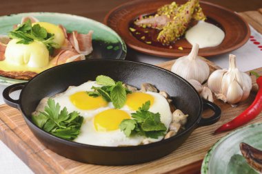 Tavada yeşil ıspanaklı sahanda yumurta, sağlıklı kahvaltı. Sağlıklı yemek..