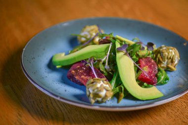 Limonlu avokado salatası ve taze ayçekirdeği ve lahanayla. Paskalya yemeği. Taze organik sebzeler.