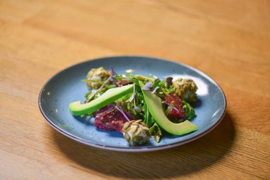 Limonlu avokado salatası ve taze ayçekirdeği ve lahanayla. Paskalya yemeği. Taze organik sebzeler.