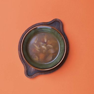 Patates, mantar, havuç, kırmızı dolma biber ve maydanozlu pırasa karışımı taze sebze çorbası..