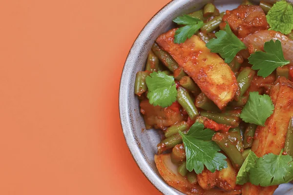 Daging ayam rebus dengan sayuran disajikan dalam mangkuk dengan latar belakang berwarna jingga cerah. Desain banner dengan ruang penyalinan . — Stok Foto