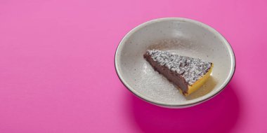 Tatlı ve lezzetli çikolatalı kek. Kahve molasında beyaza izole edilmiş.