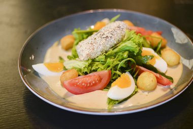 Carpaccio eti, haşlanmış yumurta, mısır, domates ve taze salata ile lezzetli ve sağlıklı bir kahvaltı. Sağlıklı yemek..