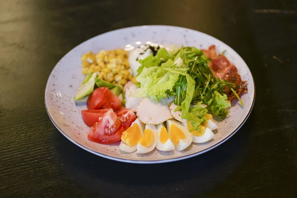 Pequeno-almoço saudável saboroso com carne de carpaccio, ovos cozidos, milho, tomate e salada fresca. Alimentos saudáveis . — Fotografia de Stock