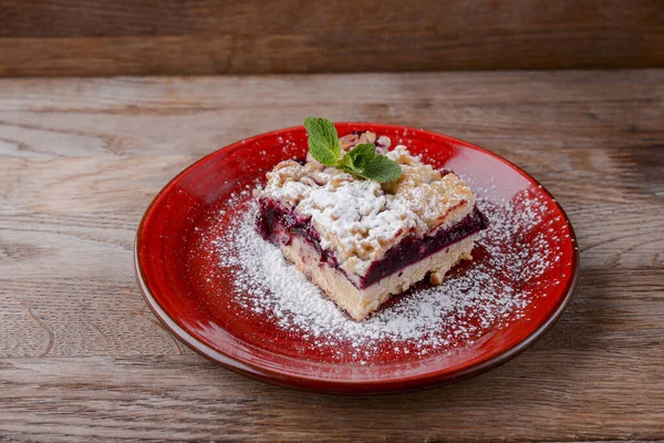 Un morceau de tarte aux cerises en gros plan. Servir sur une assiette rouge sur fond de bois rustique foncé. Bannière d'espace de copie . — Photo