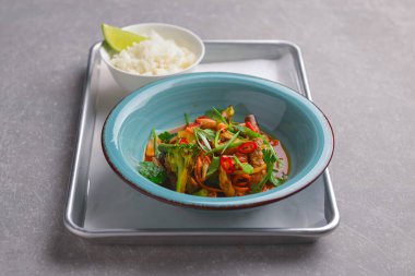 Renkli Asya eti ve sebze yemeği. Tatlı ve ekşi domuz eti ve karışık sebze lezzeti. Lezzetli yemek..