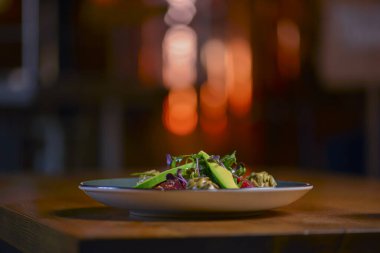 Limonlu avokado salatası ve taze ayçekirdeği ve lahanayla. Paskalya yemeği. Taze organik sebzeler.