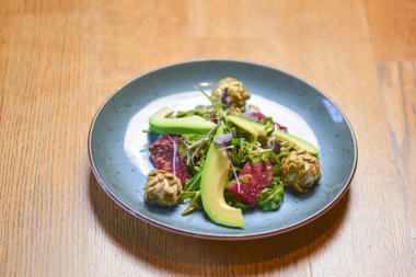 Limonlu avokado salatası ve taze ayçekirdeği ve lahanayla. Paskalya yemeği. Taze organik sebzeler.