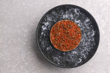 Eskimiş siyah metal tepside gri desenli bir kase kırmızı havyar. Üst görünüm, kopyalama alanı, düz uzanma.