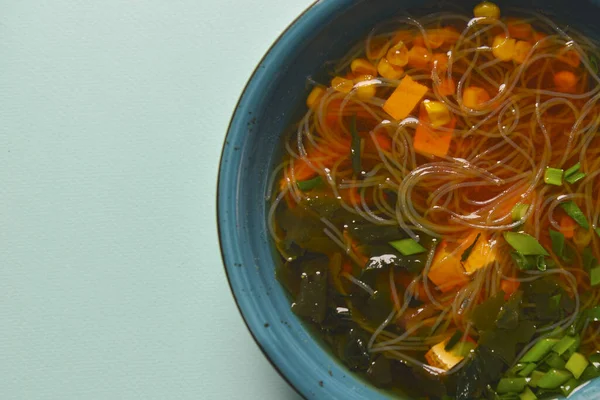 Sopa Miso tradicional japonesa com tofu. Cozinha japonesa, jantar saudável . — Fotografia de Stock