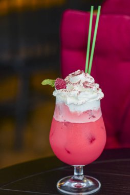 Soğuk yaz alkollü kokteyli. Buzlu ve meyveli. Uzun bardakta..