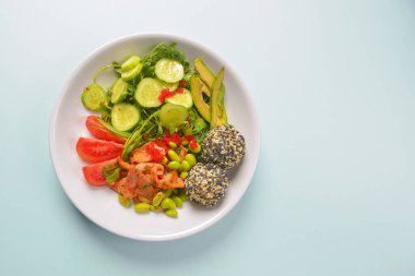 Çiğ sebzeli taze ve organik sebze salatası. Domates, salatalık, avokado. Düz konum, boşluk pankartı kopyala.