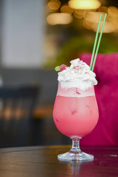 Kall sommar alkohol cocktail med is och frukt i ett högt glas på ljus suddig restaurang eller café bakgrund. — Stockfoto