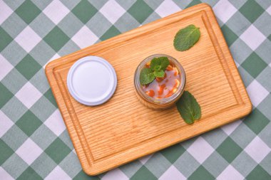 Tatlı ve sağlıklı fıstık ezmesi ve karamel tatlısı. Fıstıklı vanilyalı tatlı, cam kavanozda servis ediliyor..