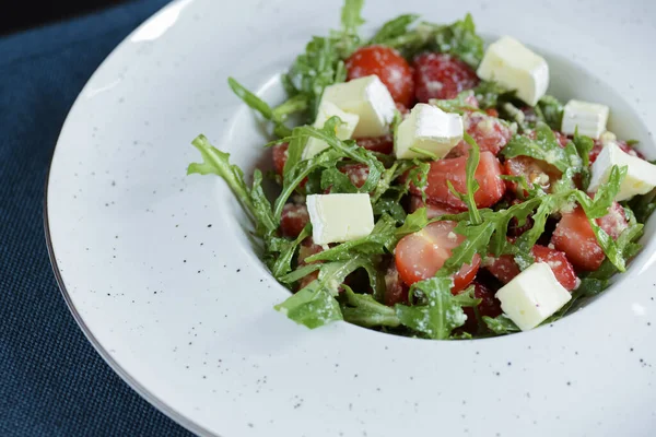 Salada grega com queijo feta, azeitonas orgânicas, tomates suculentos e alface. Conceito para nutrição saudável . — Fotografia de Stock