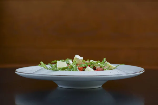 Beyaz peynirli Yunan salatası, organik zeytin, sulu domates ve marul. Sağlıklı beslenme kavramı. — Stok fotoğraf