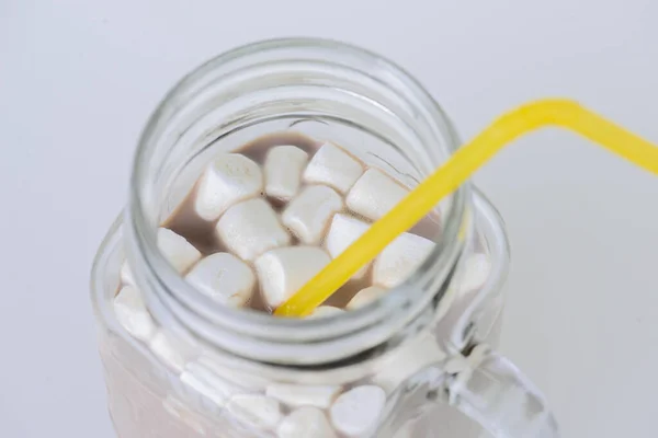 Secangkir cokelat panas dengan marshmallow diisolasi di atas putih. — Stok Foto