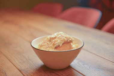 Napolyon usulü puf böreği ve ekşi krema kasesi. Lezzetli ve besleyici bir tatlı. Gürcistan mutfağı.