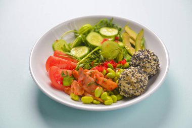 Çiğ sebzeli taze ve organik sebze salatası. Domates, salatalık, avokado. Düz konum, boşluk pankartı kopyala.