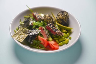 Fındık soslu turşulu yosun salatası. Tohumlarla, domateslerle, salatalıklarla, avokadoyla süslenmiş..