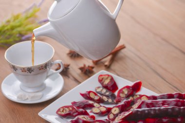 Lezzetli oryantal tatlılar. Kafkasya usulü leziz kilise kilisesi - Gürcü fındık ikramı. Bir bardak çay ve çaydanlıkla servis edilir..