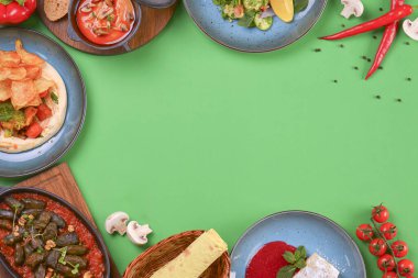 Çeşitli yiyeceklerden, çorbadan, salatadan, ızgarada pişmiş yemeklerden, üst manzaradan. Kopyalama alanı olan pankart.