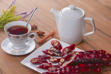 Lezzetli oryantal tatlılar. Kafkasya usulü leziz kilise kilisesi - Gürcü fındık ikramı. Bir bardak çay ve çaydanlıkla servis edilir..