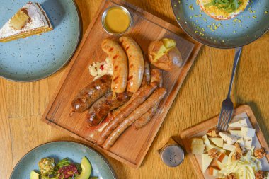 Restoranda nefis bir akşam yemeği. Yemek servisi. Alman Thuringer sosisi ya da sucuk. Limonlu avokado salatası..