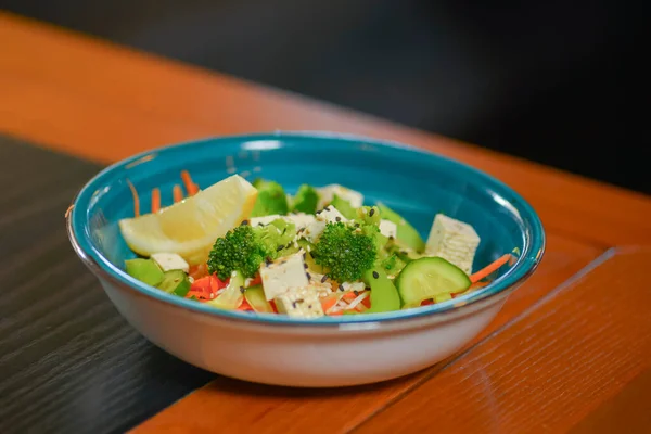 Salada de legumes clássica de tomates, pepinos, limão, pimenta vermelha, cebola, brocolli, orégano e queijo feta . — Fotografia de Stock