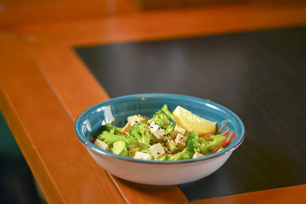 Salada de legumes clássica de tomates, pepinos, limão, pimenta vermelha, cebola, brocolli, orégano e queijo feta . — Fotografia de Stock