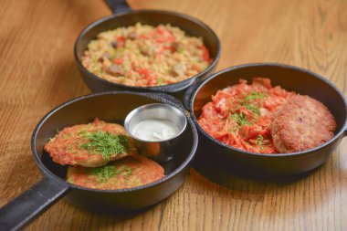 Ekşi kremalı patatesli gözleme, et ve sebzeli pilav ve kızartma tavuğunda servis edilen tavuk kiev pirzolası..