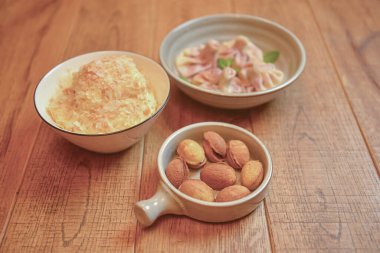 Kirazlı tatlı hinkali, Kurabiyeler fındıklı yoğurtlu süt ve Napolyon keki beyaz tabakta servis eder..