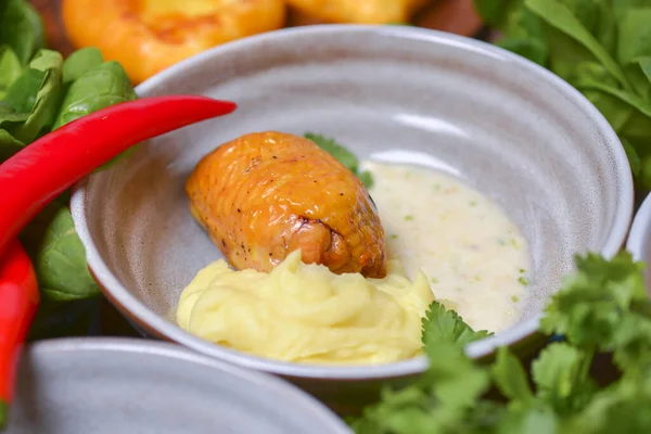 Pollo asado con puré de papas servido en un tazón con vegetación orgánica fresca - eneldo, espinacas, perejil . — Foto de Stock
