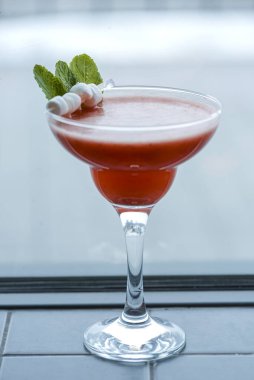 Soğuk yaz alkollü kokteyli. Buzlu ve meyveli. Uzun bardakta..