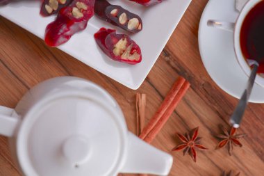 Lezzetli oryantal tatlılar. Kafkasya usulü leziz kilise kilisesi - Gürcü fındık ikramı. Bir bardak çay ve çaydanlıkla servis edilir..