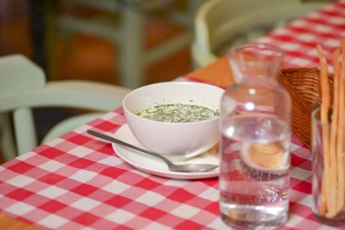 Okroshka. Yaz aylarında soğuk yoğurt çorbası, salatalık, turp, yumurta ve dereotlu kase. Restoranda akşam yemeği.