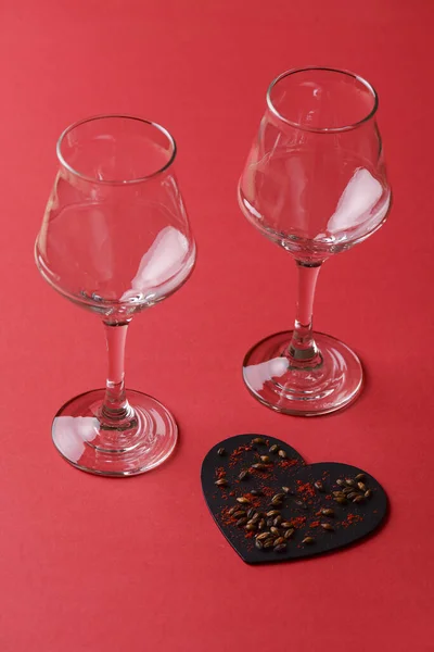 Deux verres de bière pour les amoureux. Fête d'octobre. Saint Valentin. Joyeux couple concept. Fond rouge vif . — Photo