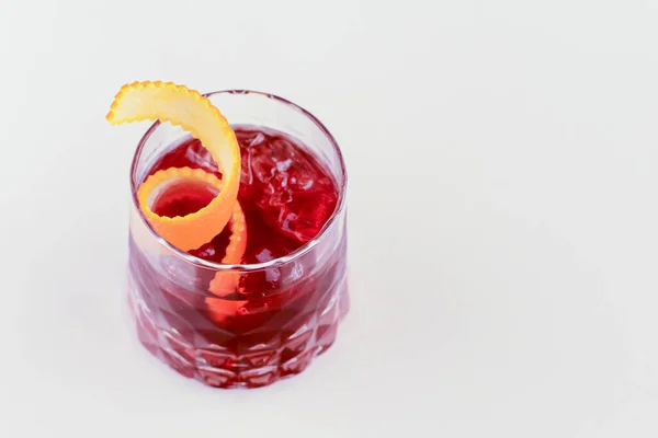 Zimno letni koktajl alkoholowy z lodem i pomarańczą w małej szklance na białym tle. — Zdjęcie stockowe