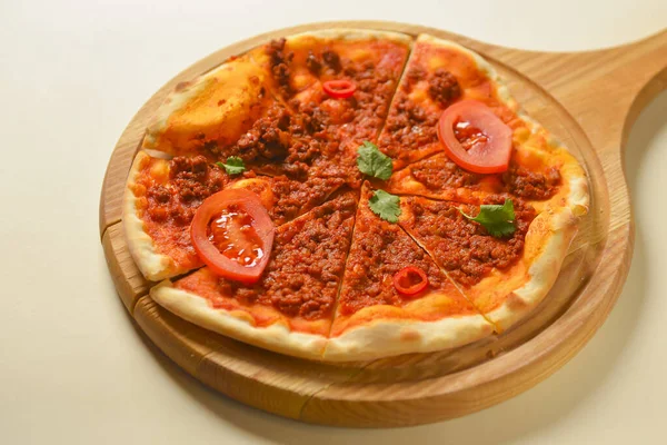 Nourriture italienne traditionnelle. Délicieuse pizza fraîche à la sauce bolognaise, tomates, poivre sur planche de bois, plat . — Photo