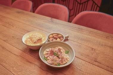 Kirazlı tatlı hinkali, Kurabiyeler fındıklı yoğurtlu süt ve Napolyon keki beyaz tabakta servis eder..